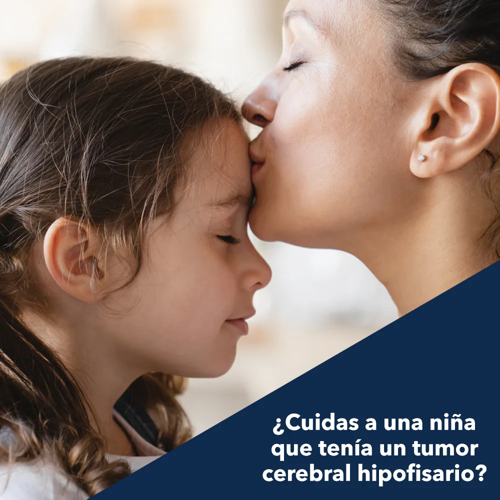 une femme embrasse le front d'un enfant