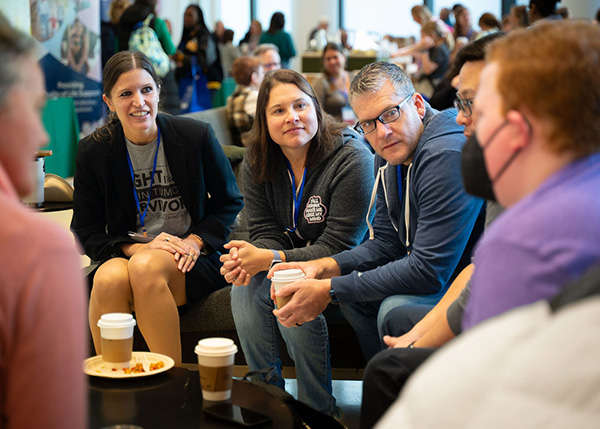 Discussion en groupe lors d'une conférence